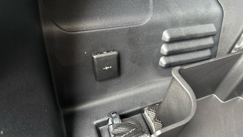 Land Rover Defender 3.0 D250 X-Dynamic SE 90 3dr Auto Diesel Estate